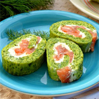 Шпинатный рулет с форелью и сливочным сыром