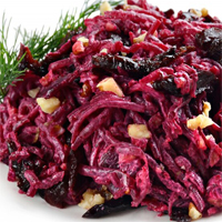 Из свеклы с черносливом, орехами и чесноком